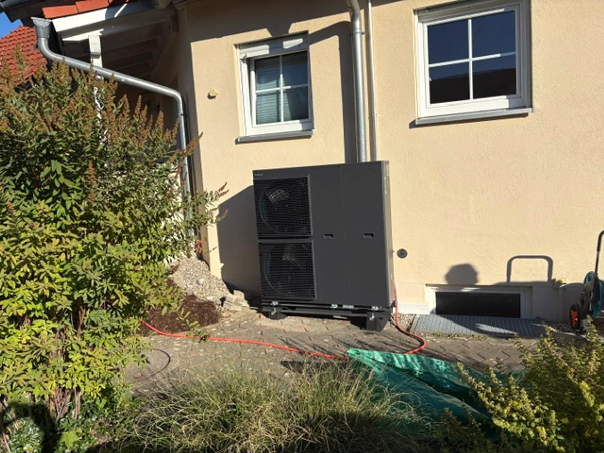 Schwarze Panasonic-Wärmepumpe aus einem unserer Kundenprojekte